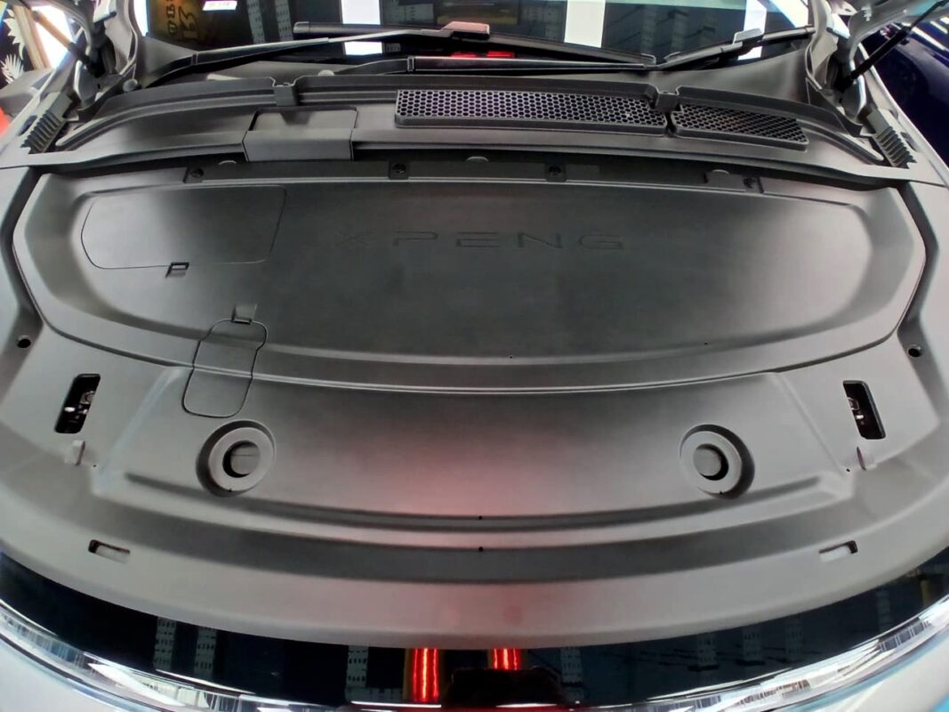 Detail of the XPeng G6 bodywork sealed with ZeTough Ceramic.