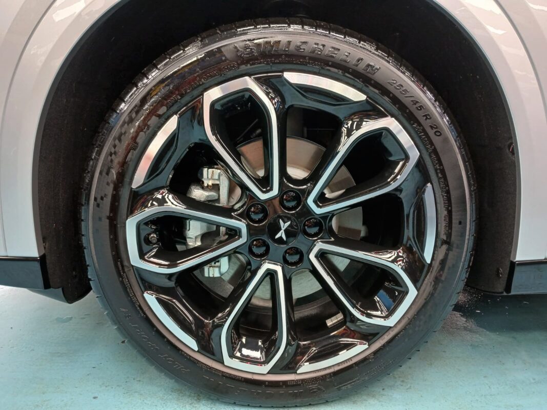 Wheel and arch detail of the XPeng G6 after the coating.