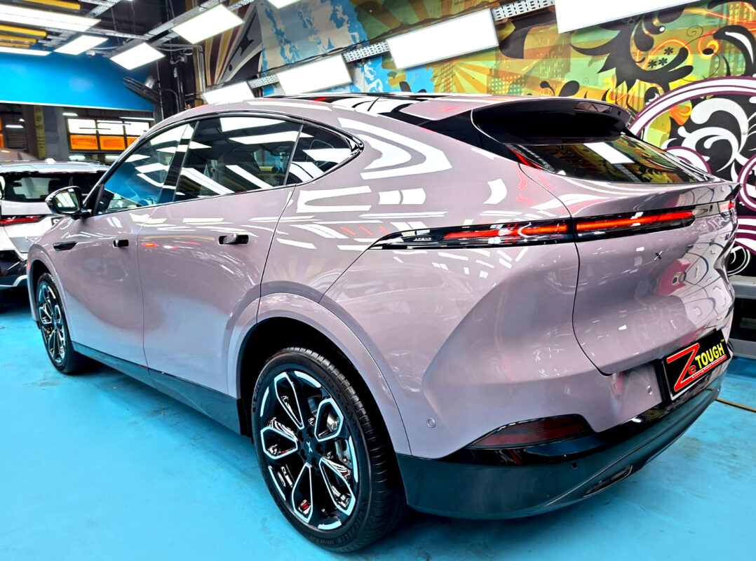 The coated paintwork of the XPENG G6 Pro, clean and sharp.