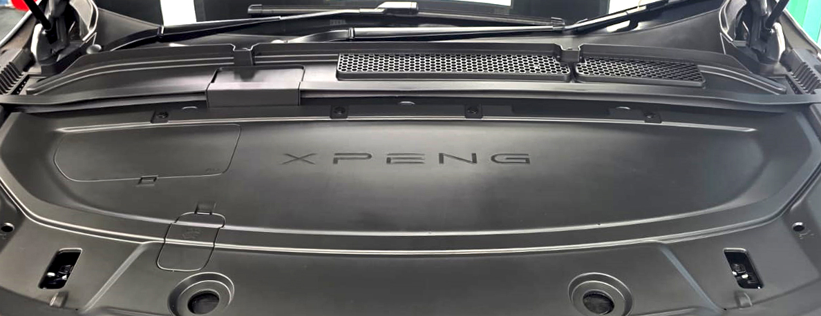 Front three-quarter view of the XPeng G6 with ceramic gloss.