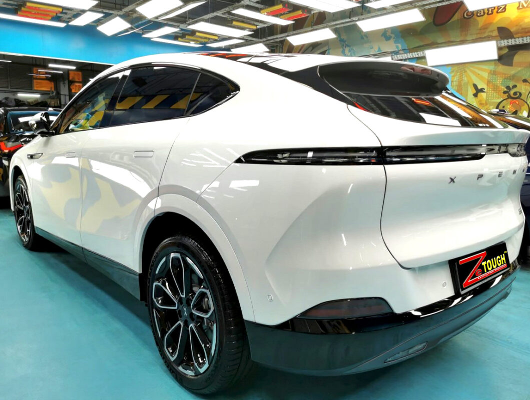 The coated paintwork of the XPENG G6, clean and sharp.