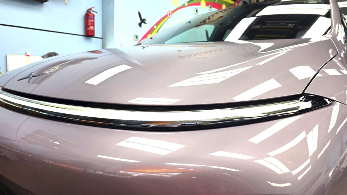 Glossy bodywork of the XPENG G6 after coating.