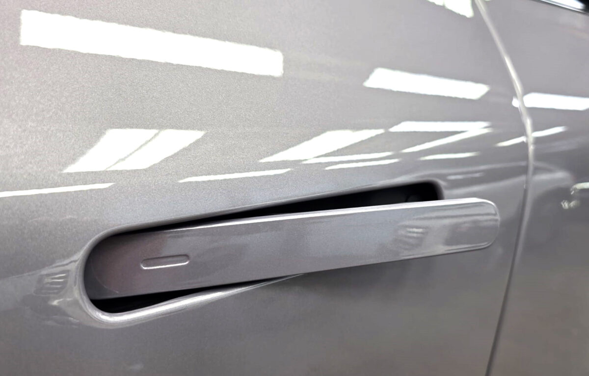 The coated paintwork of the XPENG G6, clean and sharp.