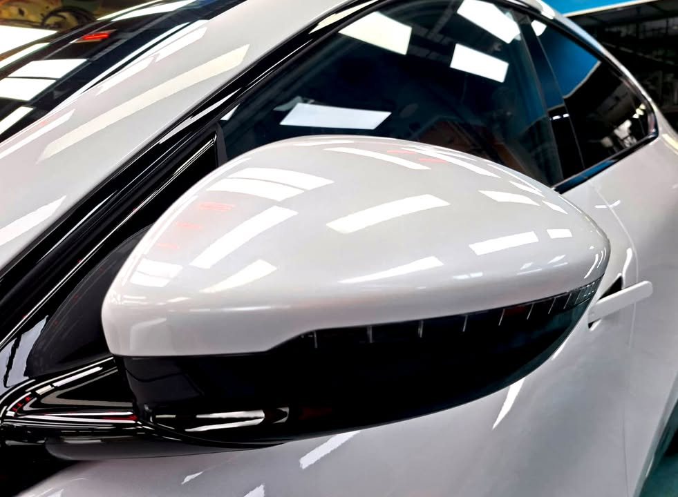 White door mirror with black base on the Xpeng G6.