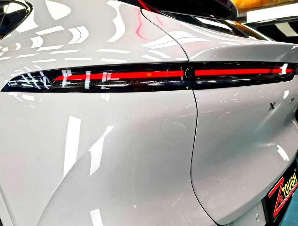 Close-up of the Xpeng G6 full-width tail lamp and rear panel.