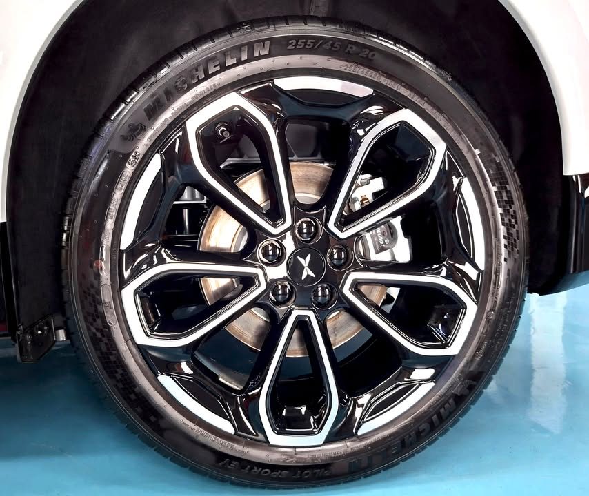 Black and silver alloy wheel on the Xpeng G6.