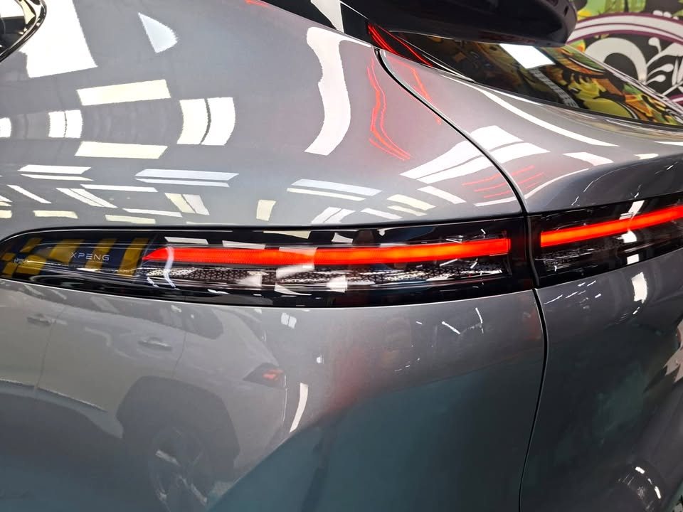 Full-width light bar across the rear of the grey Xpeng G6.