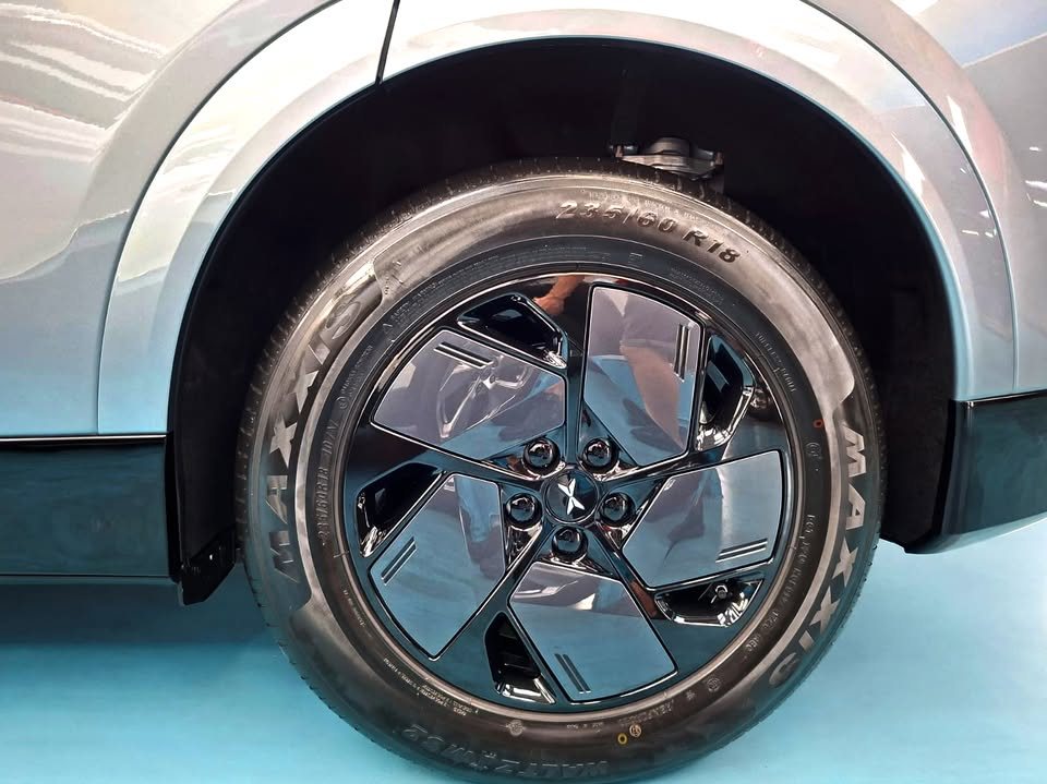 Dark aero wheel on the Xpeng G6.