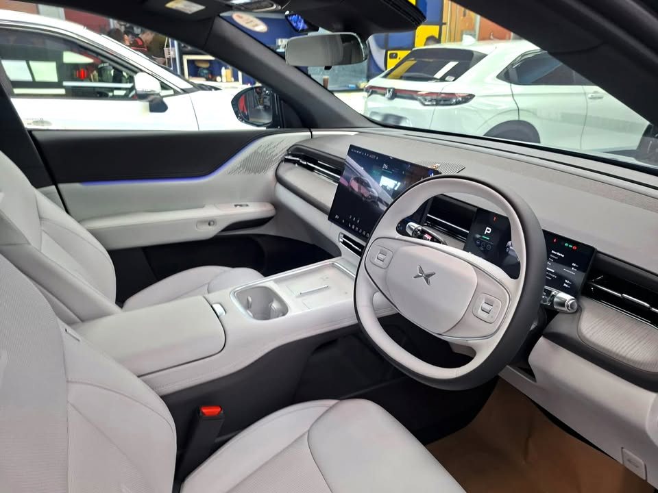 Light grey interior and steering wheel of the Xpeng G6.