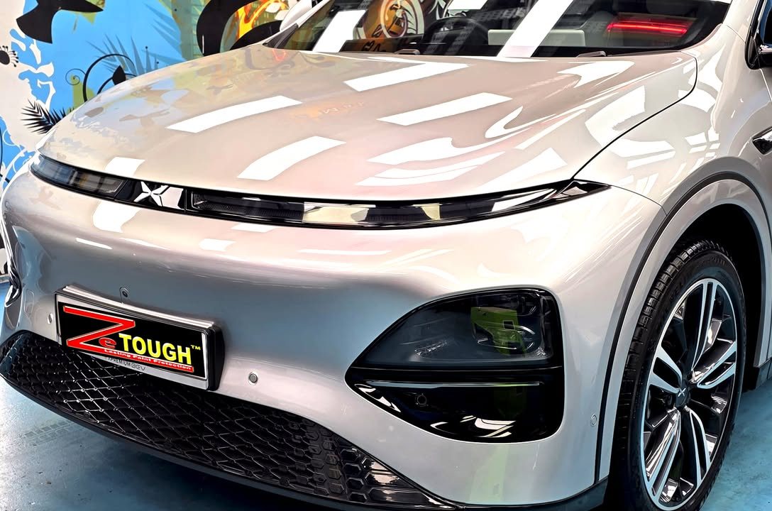Front bumper and light bar of the Xpeng G6 up close.