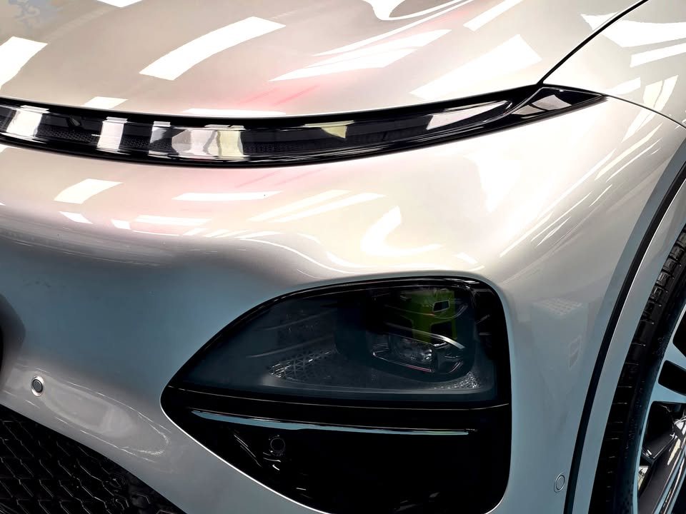 Close view of the Xpeng G6's lower front lamp and wing.