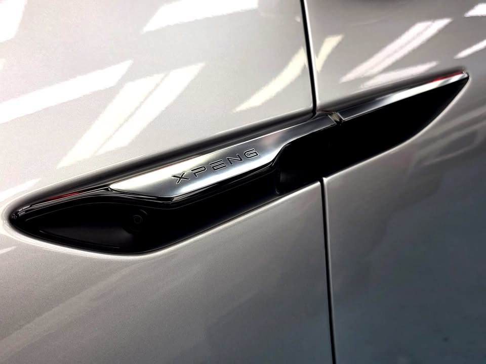 Black Xpeng badge trim on the front wing of the G6.