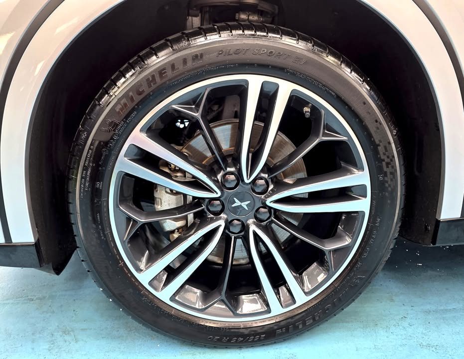 Two-tone multi-spoke wheel with a Michelin tyre on the Xpeng G6.