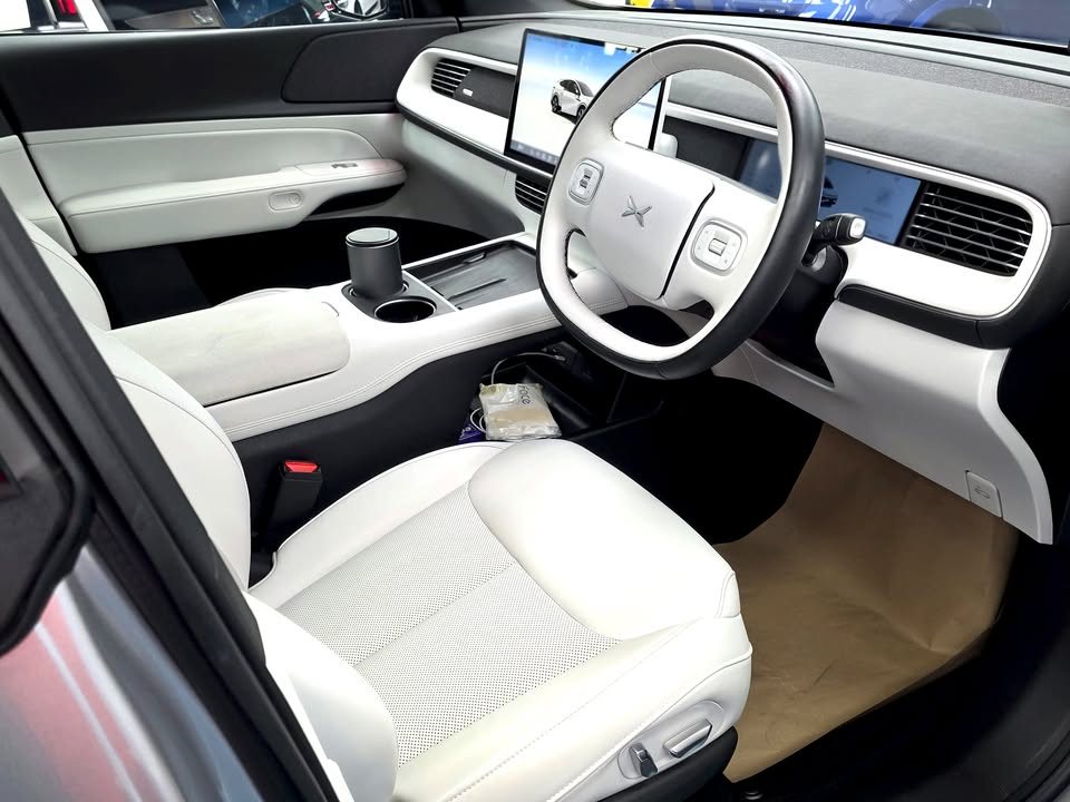 Light grey seats, steering wheel and screen inside the Xpeng G6.