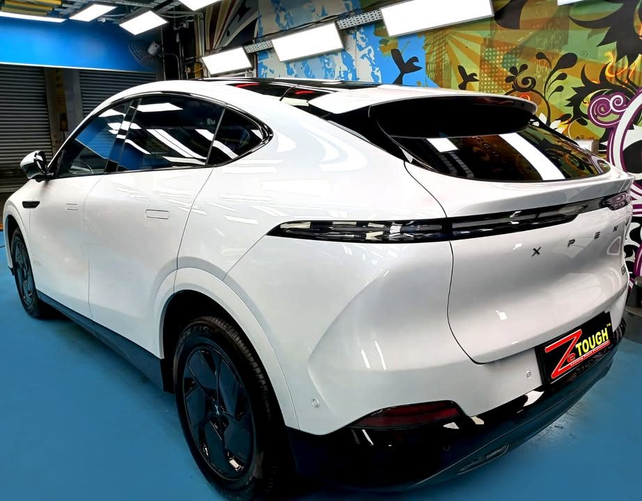 Rear three-quarter view of the white G6 with its full-width rear light.