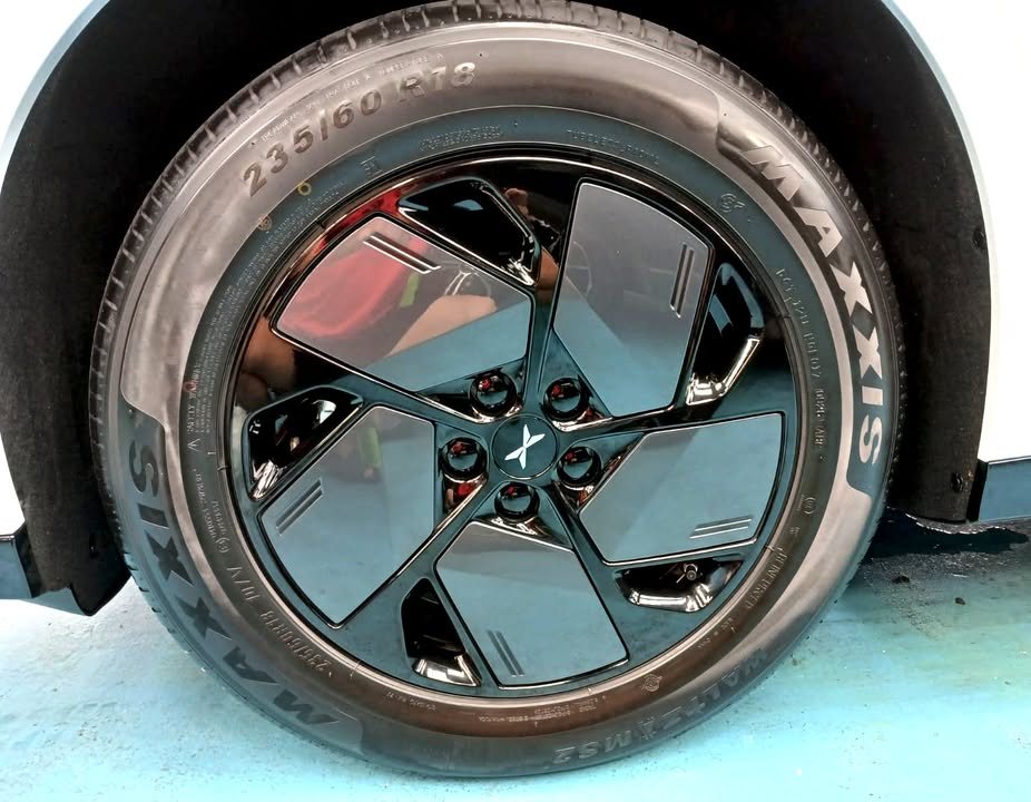 Black aero wheel with XPeng centre cap and tyre.