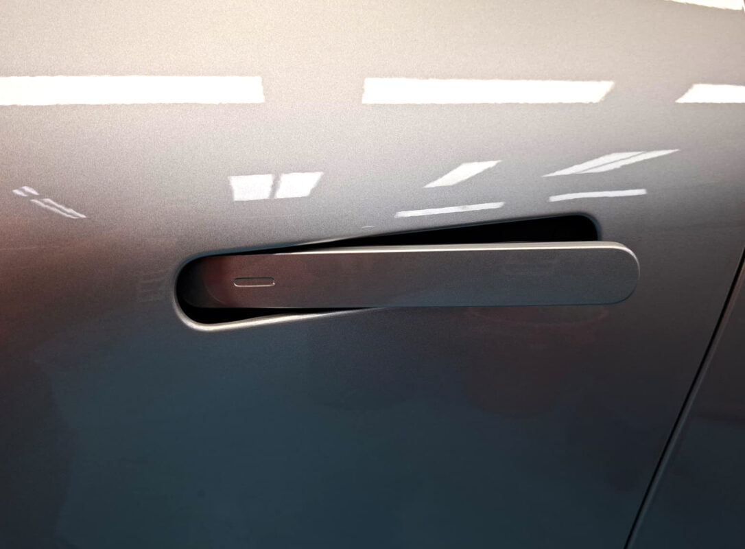 The coated paintwork of the XPENG G6, clean and sharp.