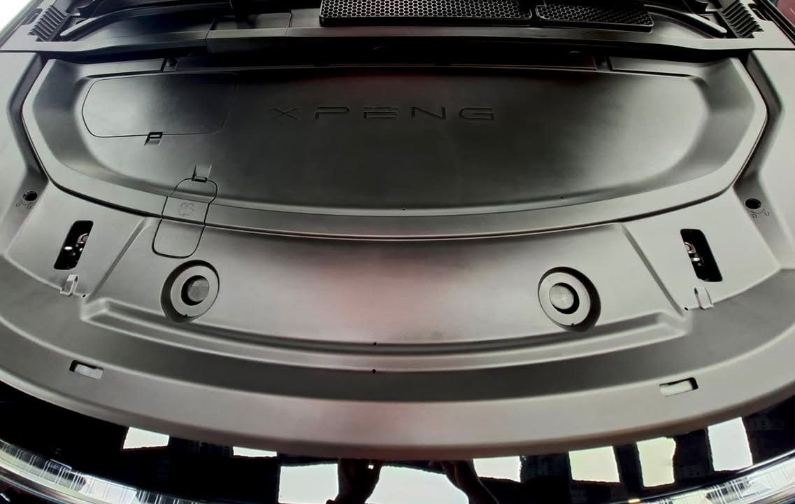 Front storage compartment under the bonnet.