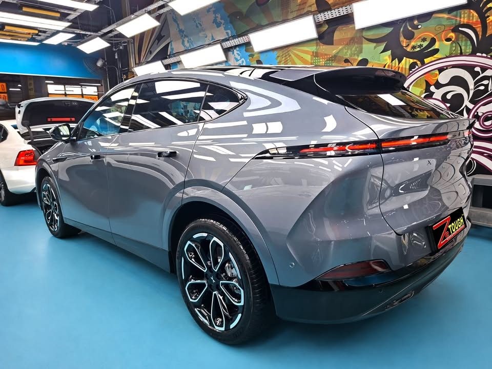 Rear three-quarter view of the grey Xpeng G6 with a ZeTough plate.