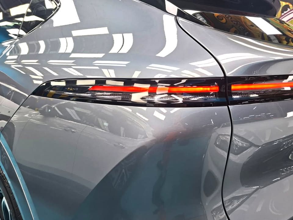 Full width tail light across the grey rear of the Xpeng G6.