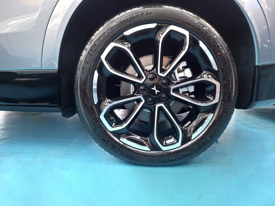 Two-tone alloy wheel on the Xpeng G6.