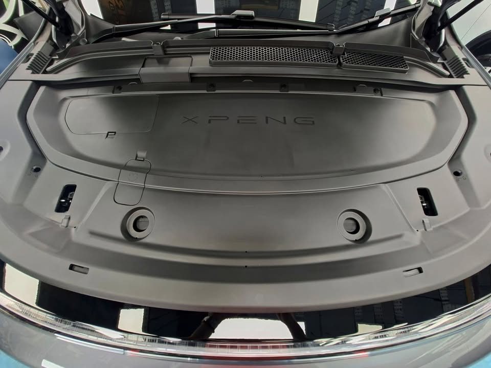 Clean front trunk cover with Xpeng lettering.
