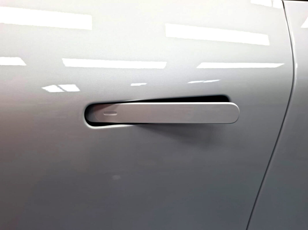 The coated paintwork of the XPENG G6, clean and sharp.