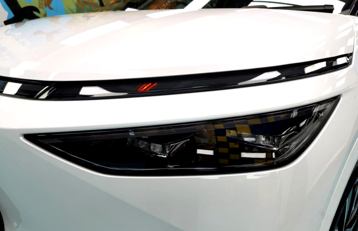 Front three-quarter view of the XPeng G9 with titanium gloss.