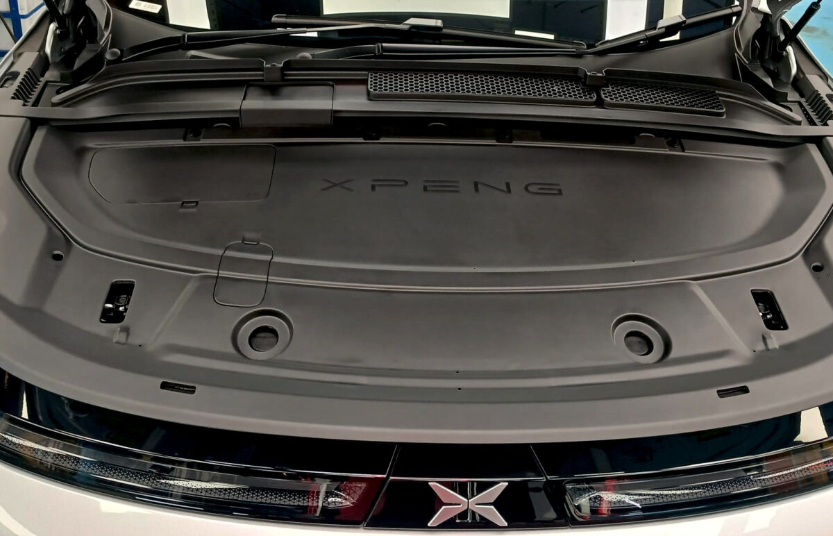Front three-quarter view of the XPeng with ceramic gloss.
