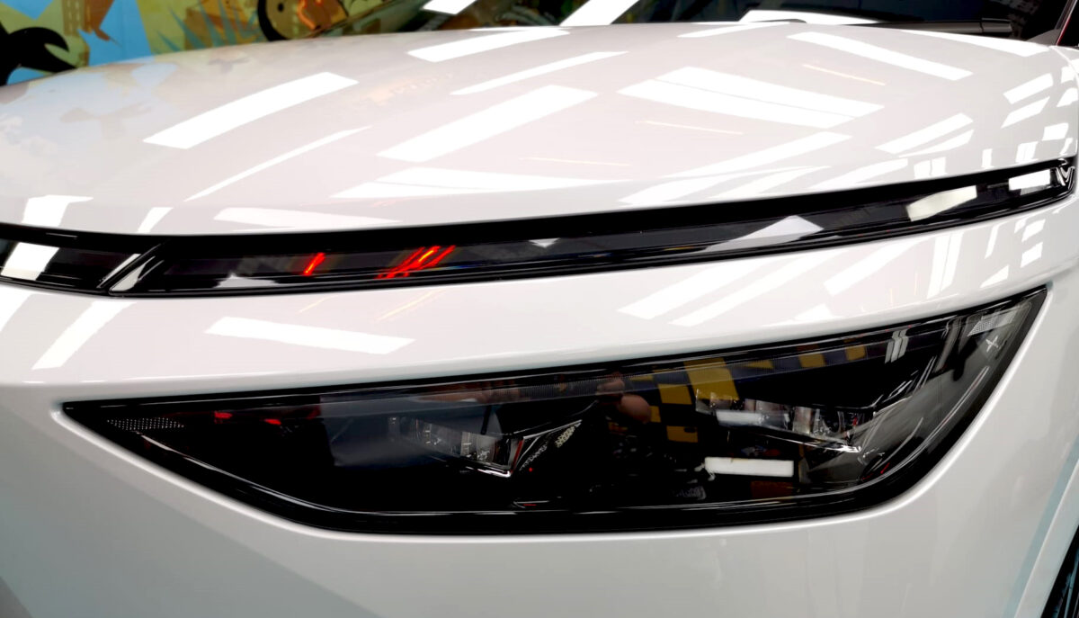 Front three-quarter view of the XPeng X9 with ceramic gloss.