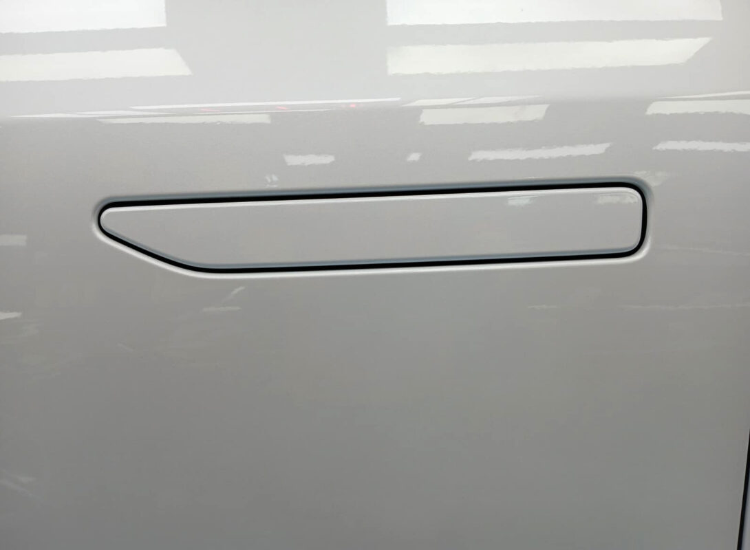Detail of the XPeng X9 bodywork sealed with ZeTough Titanium.