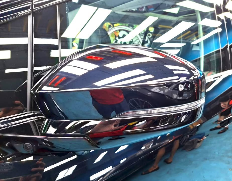Dark mirror cap of the X9 with workshop reflections.