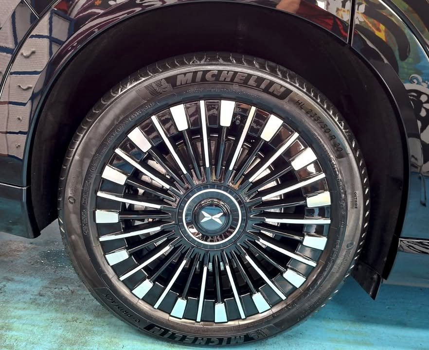 Multi-spoke wheel with Michelin tyre on the XPeng X9.