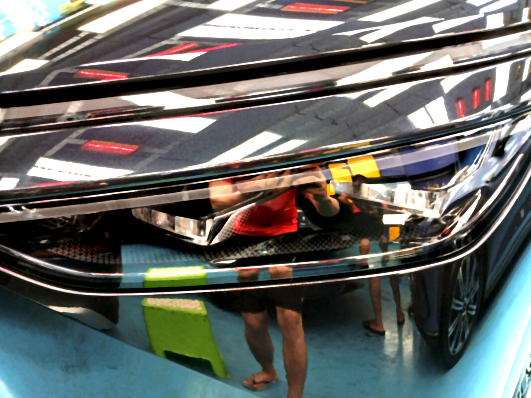 Glossy bodywork of the XPENG X9 after coating.
