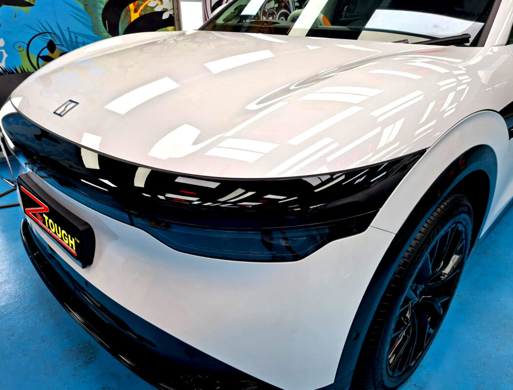The Zeekr 7X's coated paintwork under workshop lighting.