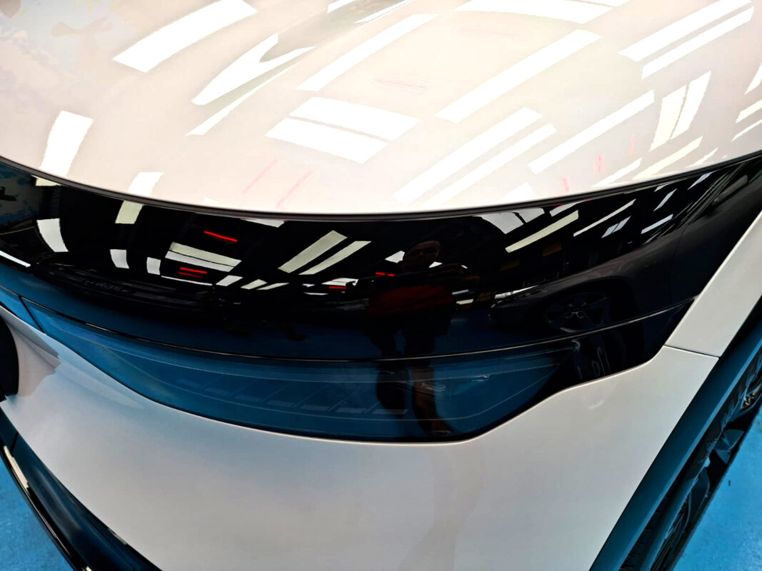 Glossy bodywork of the Zeekr 7X after coating.