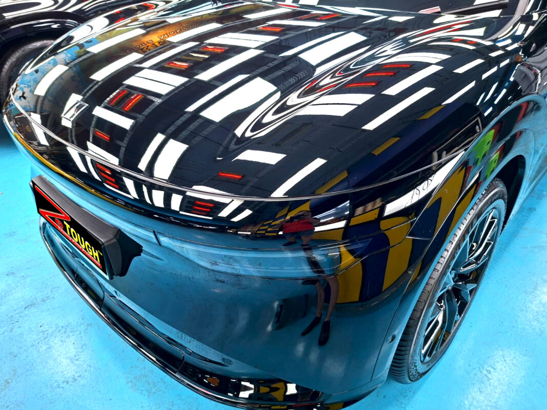 The Zeekr 7X's coated paintwork under workshop lighting.