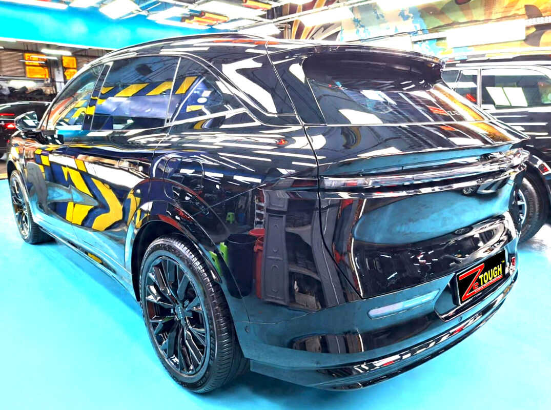 The coated paintwork of the Zeekr 7X, clean and sharp.