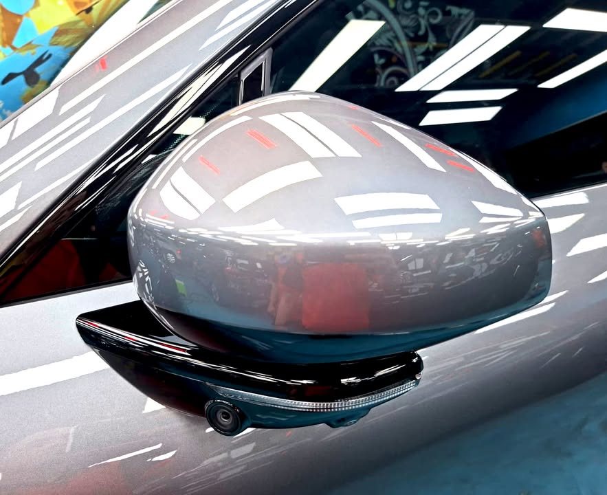 Close-up of the grey door mirror on the Zeekr 7X with a gloss black base.