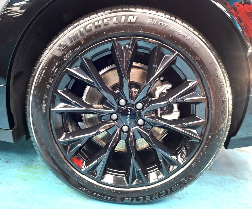 Close-up of the Zeekr 7X black multi-spoke wheel and Michelin tyre.