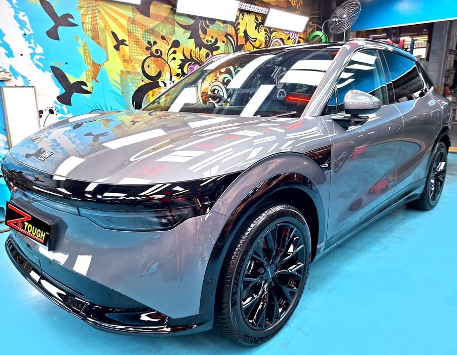 Front three-quarter view of a grey Zeekr 7X in the Revol Carz hall after coating.