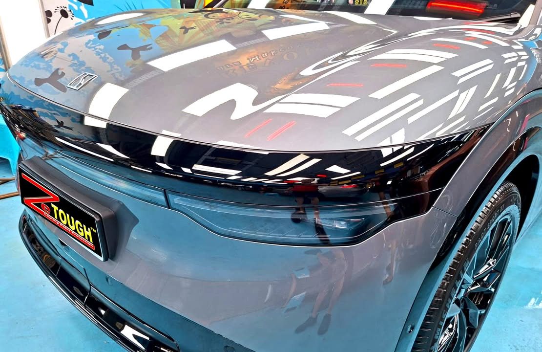 Front of the grey Zeekr 7X showing the black light bar and glossy bonnet.