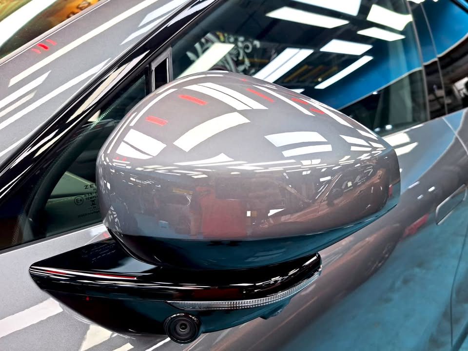 Grey mirror cap of the Zeekr 7X with a camera underneath.
