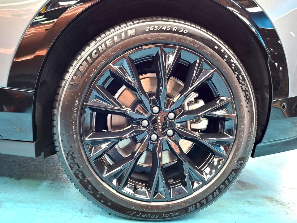 Black multi-spoke wheel with Michelin Pilot Sport tyre on the Zeekr 7X.