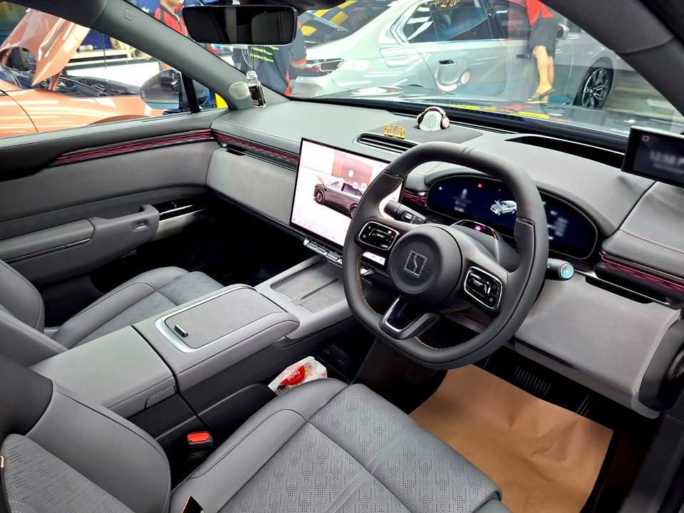 Zeekr 7X cabin with grey seats, steering wheel and centre screen.