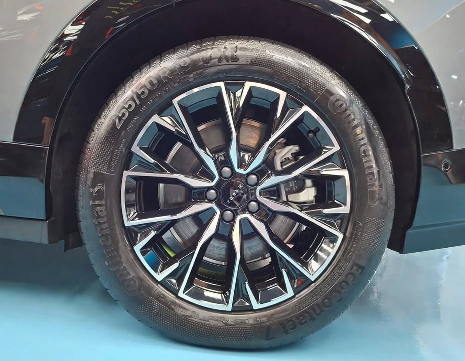 Close-up of the Zeekr 7X multi-spoke alloy wheel.