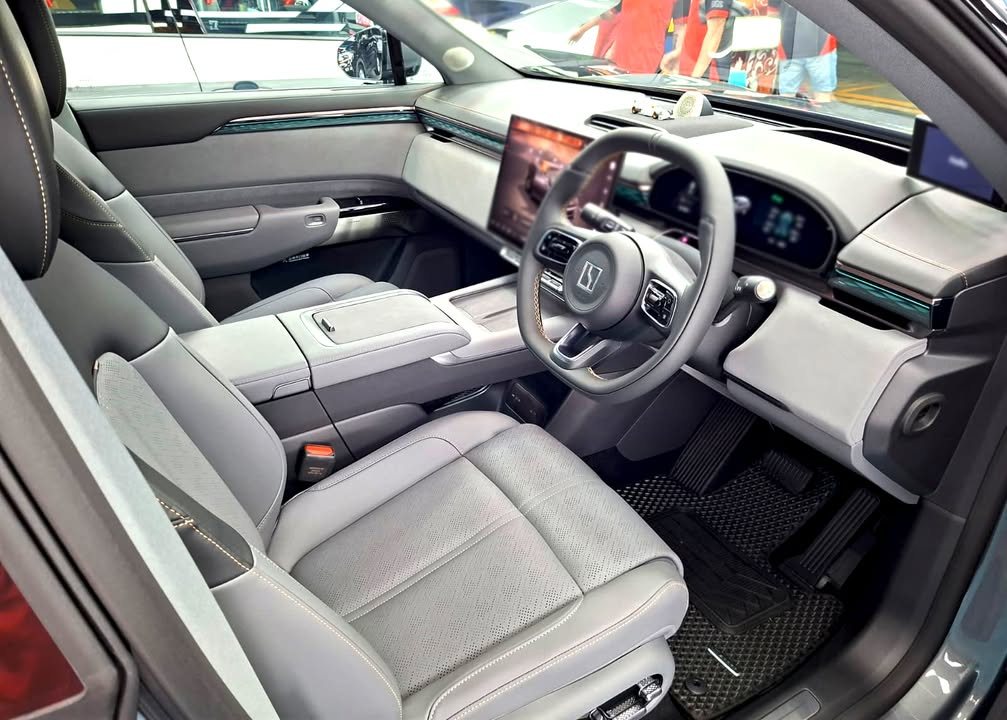 Zeekr 7X interior with grey seats, steering wheel and central screen.