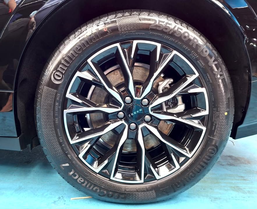 Two-tone multi-spoke alloy wheel on the Zeekr 7X.