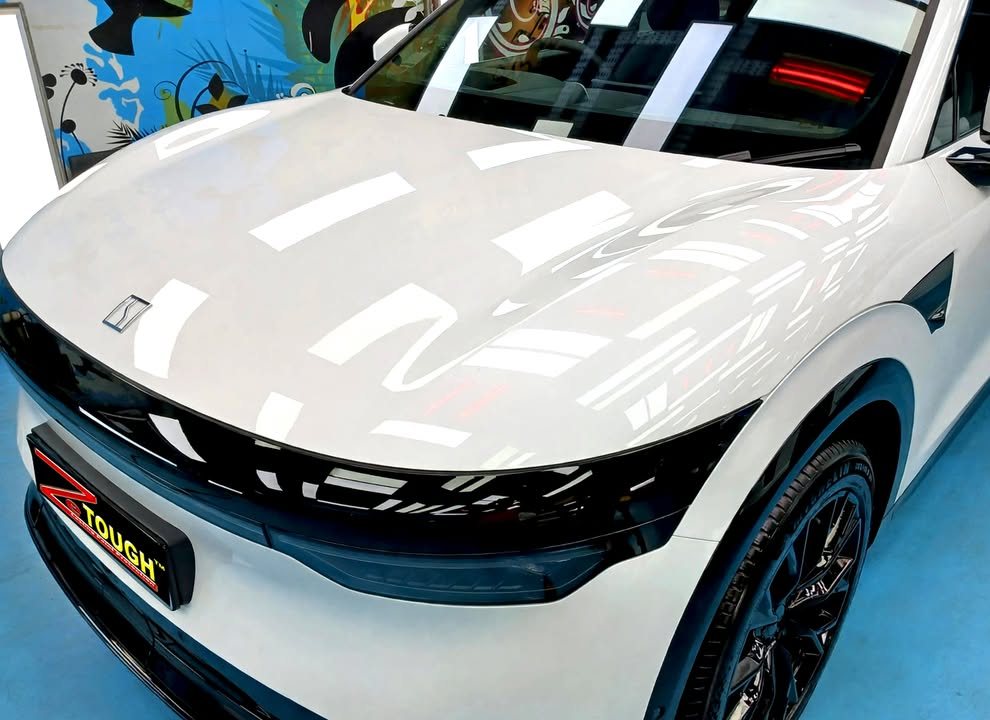 Close view of the Zeekr 7X's bonnet and black front light bar.