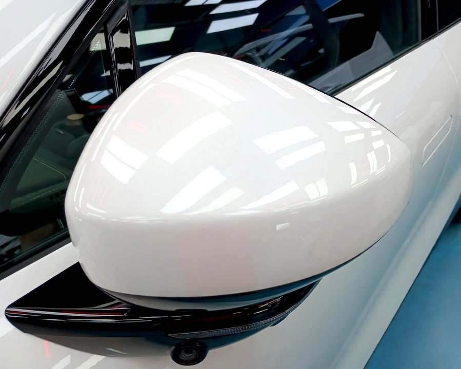 White side mirror cap of the Zeekr 7X, glossy under the lights.